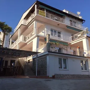 https://apartmani-villa-christina.primorje-gorskikotar.com